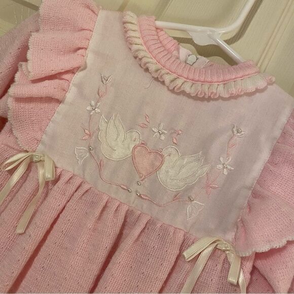 VINTAGE LACE ROMPER WITH FAUX PEARLS AND EMBROIDERED DOVES - Picture 4 of 6